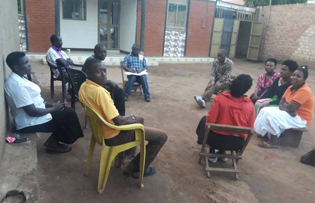 Das Fredmon-Team-Uganda tauscht sich aus, um die bestmögliche Hilfe vor Ort zu gewährleisten